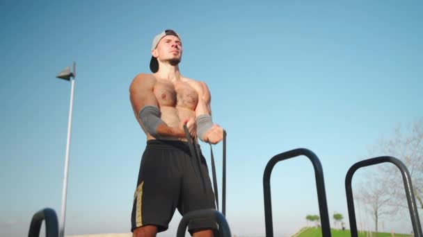 Atleta Masculino Treinamento Músculo Bíceps Com Banda Elástica Livre Homem — Vídeo de Stock