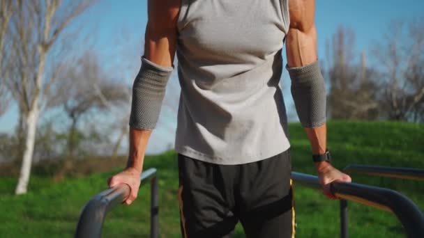 Homem Muscular Fazendo Exercícios Push Ups Barras Paralelas Atleta Masculino — Vídeo de Stock