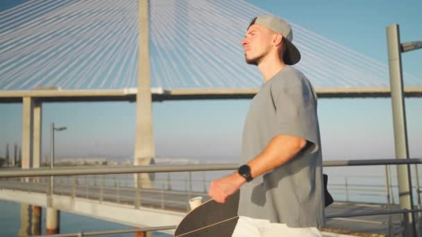 Чоловік Гуляє Скейтбордом Літній День Мосту Біля Океану Дорослий Чоловік — стокове відео