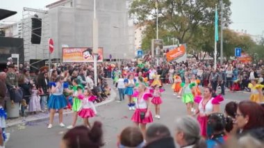 LOURES, PORTUGAL - Şubat 2023 Renkli Karnaval Geçidi Festivali katılımcıları Loures City, Portekiz. Portekiz 'de geleneksel dans ve müzik festivali