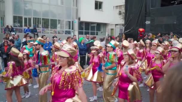 ローレス ポルトガル 2023年2月ポルトガルのルーレス市で開催されるカラフルなカーニバル海軍パレードの参加者 ポルトガルの伝統舞踊と音楽祭 — ストック動画