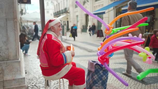Lisbon Portugal December 2022 Santa Claus Selling Colorful Balloons Balloon — Wideo stockowe