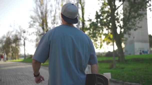 Man Walk Skateboard Park Summer Day Adult Male Person Skateboarder — Stockvideo