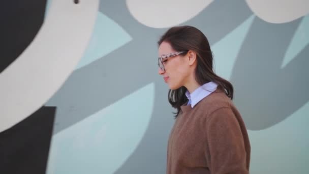 Donna Occhiali Camminando Vista Laterale Esterna Persona Femminile Pensierosa Occhiali — Video Stock