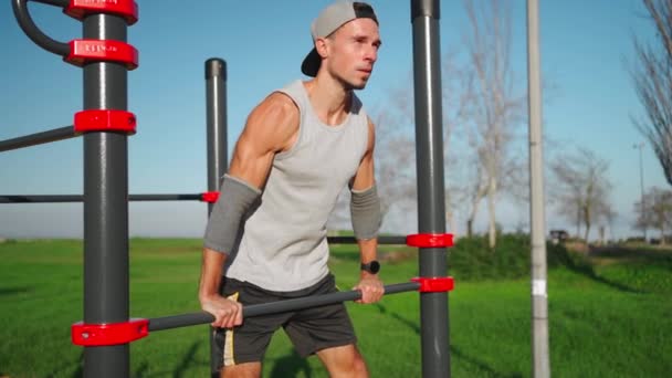 Homem Muscular Fazendo Flexões Exercícios Barras Horizontais Atleta Masculino Treino — Vídeo de Stock