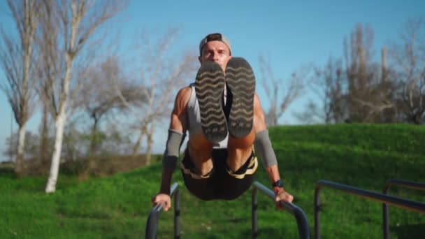 Homem Flexionando Abdominais Barras Paralelas Ginásio Livre Trabalhar Núcleo Dele — Vídeo de Stock