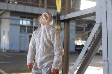 Koronavirüs salgını sırasında depresyonda olan beyaz, beyaz, beyaz, beyaz, beyaz, beyaz, beyaz, beyaz, beyaz bir doktor.