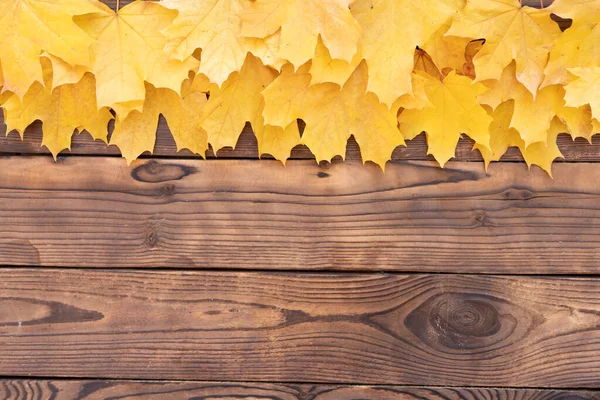 Jesienne Listowie Ramka Jednej Stronie Drewniane Tło Widok Góry Jesień — Zdjęcie stockowe