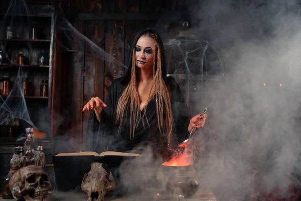 Halloween Heks Gebruik Magische Boek Ketel Bereiden Gif Liefdesdrank Zwarte — Stockfoto