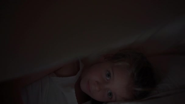 Gadgetkväll Liten Flicka Natten Filt Titta Video Smartphone Barn Gömmer — Stockvideo
