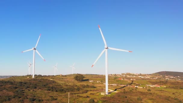 2023年2月 葡萄牙卢斯 从空中俯瞰高地的风车农场 促进能源生产 为可持续发展生产清洁可再生能源的风力涡轮机 — 图库视频影像