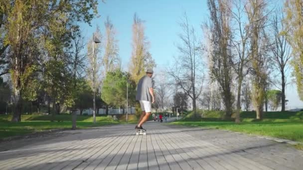 Άνθρωπος Βόλτα Skateboard Στο Πάρκο Καλοκαιρινή Μέρα Ενήλικες Άνδρες Skateboarder — Αρχείο Βίντεο