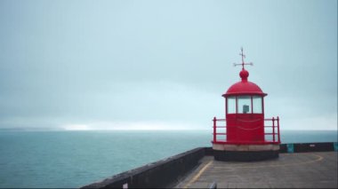 Deniz feneri lambası odası Nazare, Portekiz mavi gökyüzü ve deniz arka planı dramatik ruh hali, Atlantik Okyanusu 'ndaki eski deniz fenerinin akşam karanlığında çekilmiş görüntüleri.