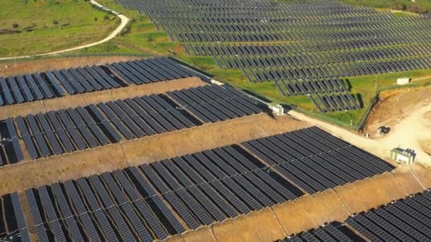 Vista Aérea Paneles Solares Fila Los Campos Energía Verde Paisaje — Vídeos de Stock