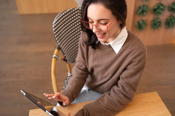 Tablet Bilgisayar Kullanan Bir Kadın Masasının Yüksek Açılı Görüşünde Oturuyor — Stok fotoğraf