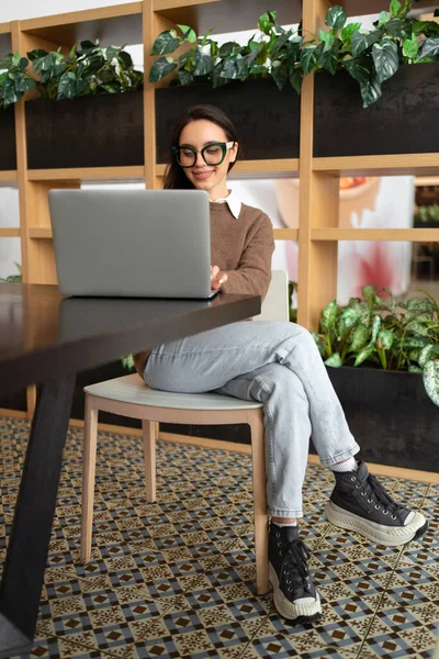 Dizüstü Bilgisayar Kullanan Gözlüklü Bir Kadın Gözlüklü Sıradan Elbiseli Çekici — Stok fotoğraf
