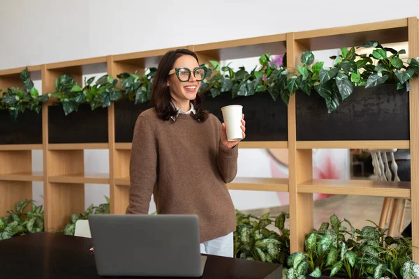 Modern Ofiste Gülümseyen Dizüstü Bilgisayarlı Mutlu Avrupalı Kadın Girişimciler Masa — Stok fotoğraf