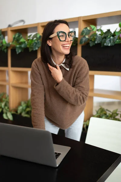 Kobieta Nosząca Okulary Pomocą Laptopa Urocza Bizneswoman Okularach Luźnych Ubraniach Zdjęcie Stockowe
