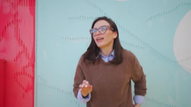 Kobieta Korzystająca Smartfona Zewnątrz Ukryć Kieszeni Pozytywna Kobieta Okularach Pomocą — Wideo stockowe