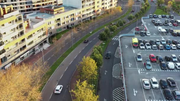 Samochody Odjeżdżające Wjeżdżające Parking Obok Dużego Budynku Mieszkalnego Różne Drogi — Wideo stockowe