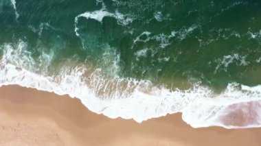 Çarpıcı bir hava görüntüsü bozulmamış bir okyanus sahilinin güzelliğini yakalar, insan olmaz. Turkuaz sular, el değmemiş kumlar nefes kesen bir kontrastlık sağlar, şehir yaşamının karmaşasından mükemmel bir geri çekilme sunar..