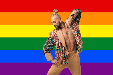 Modayı takip eden siyah Latin dansçı gay adam LGBT gökkuşağı renkleri arka plan resimleri insanlar moda lgbtq konsepti.