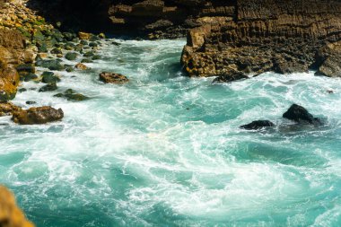 Atlantik okyanusu. Fırtınalı bir yaz günü Kayalık sahilde büyük bir deniz dalgası. Beaty doğada. Dramatik deniz manzarası. Sintra Portekiz