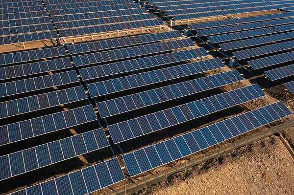 Largas Filas Paneles Fotovoltaicos Granja Solar Para Convertir Energía Del —  Fotos de Stock