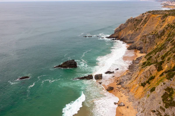 ポルトガルの空中ドローンビューリスボンの大西洋岸 日の出 シントラ プライア アドラガビーチで岩に衝突し 破壊する波を持つ劇的な頑丈なロッキー海岸線 — ストック写真