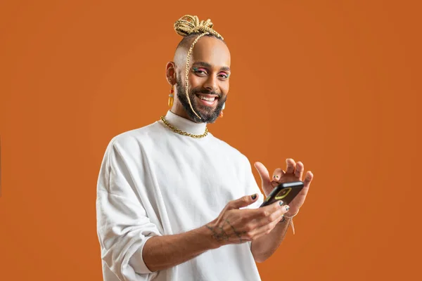 Homme Gay Noir Confiant Avec Maquillage Lumineux Utiliser Smartphone Debout — Photo