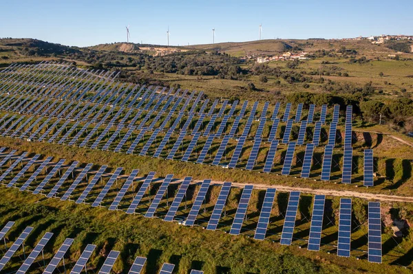 Lange Reihen Von Photovoltaik Modulen Auf Dem Solarpark Zur Umwandlung Stockbild