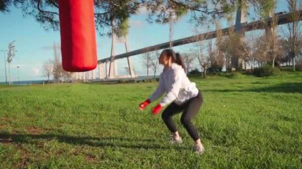 Mulher Boxeador Dreesd Capuz Aquecimento Fazendo Agachamento Salto Mulher Atlética — Vídeo de Stock