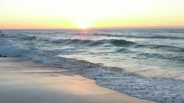 夕阳西下的海洋地平线掠过 海上航观风暴 — 图库视频影像