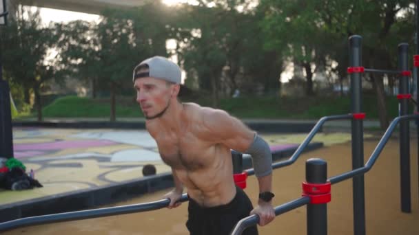 Hombre Muscular Haciendo Ejercicios Flexiones Barras Paralelas Ejercicio Atleta Masculino — Vídeos de Stock