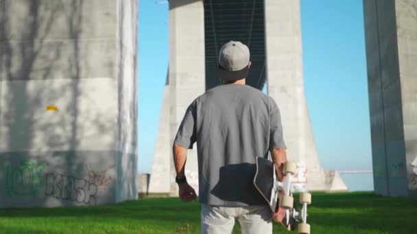 Man Met Skateboard Onder Brug Zomerdag Volwassen Mannelijke Skateboarder Genieten — Stockvideo