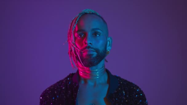 Neon Light Stüdyoları Yakın Plan Yakışıklı Zenci Gay Adam Kamerası — Stok video