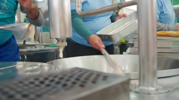 Produksi Churro Segar Penjual Makanan Jalanan Menyiapkan Churro Untuk Meremas — Stok Video