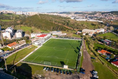 Futbol sahasının havadan görünüşü, şehirde antrenman ve yarışma için halk futbol sahası.