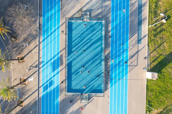 Kamu Parkındaki Mavi Koşu Pistinin Çoklu Spor Sahasının Havadan Görünüşü — Stok fotoğraf