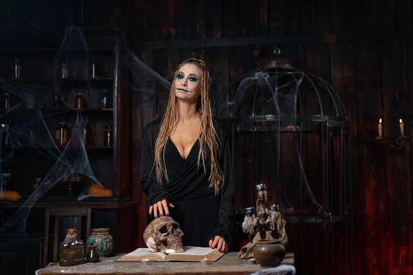Halloween Concept Heks Portret Close Met Dreadlocks Houden Menselijke Schedel — Stockfoto