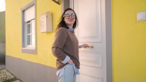 Kadın Evin Giriş Kapısını Kapatıyor Dışarı Çıkıyor Kadın Sahibi Gülümseyen — Stok video