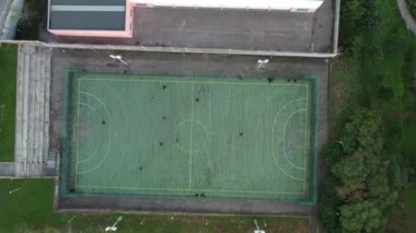 Mini futbol sahasının hava aracı görüntüsü. Güneşli yaz günü insansız hava aracı manzaralı şehirde halka açık bir spor alanı.