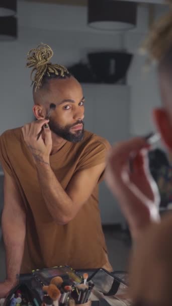 Black Brazilian Gay Applaying Make Eyeshadow Looking Mirror View Non — Stock Video