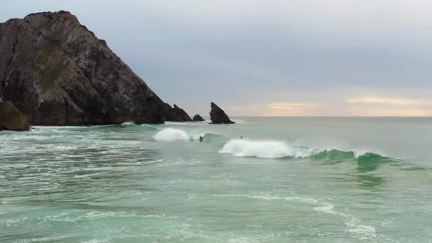 空中风景冲浪者冲浪冲浪板完美的海浪悬崖山和日落云天背景 — 图库视频影像