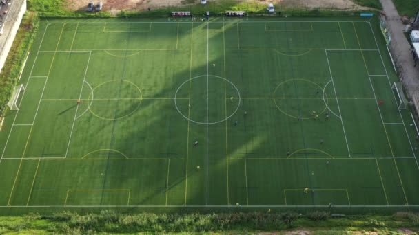 足球场空中景观 城市公共足球场的训练和竞赛 — 图库视频影像