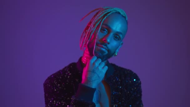 Neon Light Studio Detailní Záběr Portrét Pohledný Černošky Gayové Hledící — Stock video