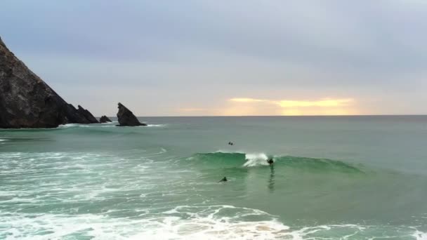 Flygfoto Oidentifierade Surfare Vänner Våtdräkt Njuter Simning Och Bodyboard Surfing — Stockvideo