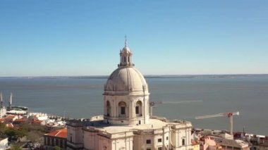 Lizbon 'daki ünlü Santa Engracia Kilisesi, Ulusal Panteon. Aslen bir Santa Engracia kilisesi, 20. yüzyılda Pantheon 'a dönüştürüldü.