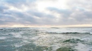 Okyanus ufku bulutlu gökyüzü üzerimizde uçuyor. Deniz manzarasında fırtına.. 