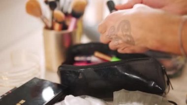 El bilgisayarı etkisi üzerine profesyonel makyaj fırçalarının yakın plan çekimi
